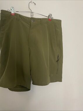The North Face Men's Olive Utility Hybrid Shorts